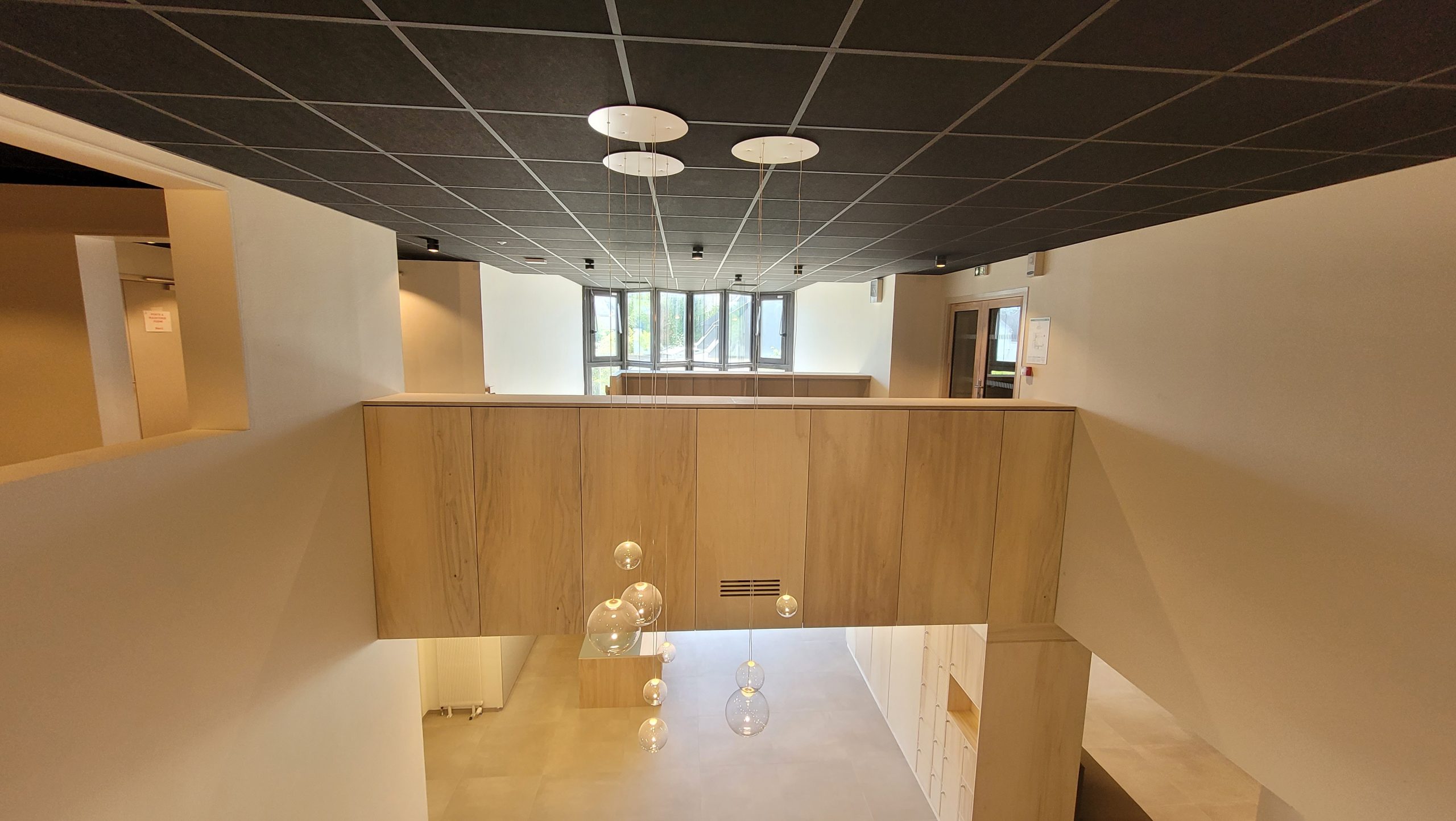 Réalisation de plafond en dalles noires | Crédit photo SOPLAC EUPHONIE