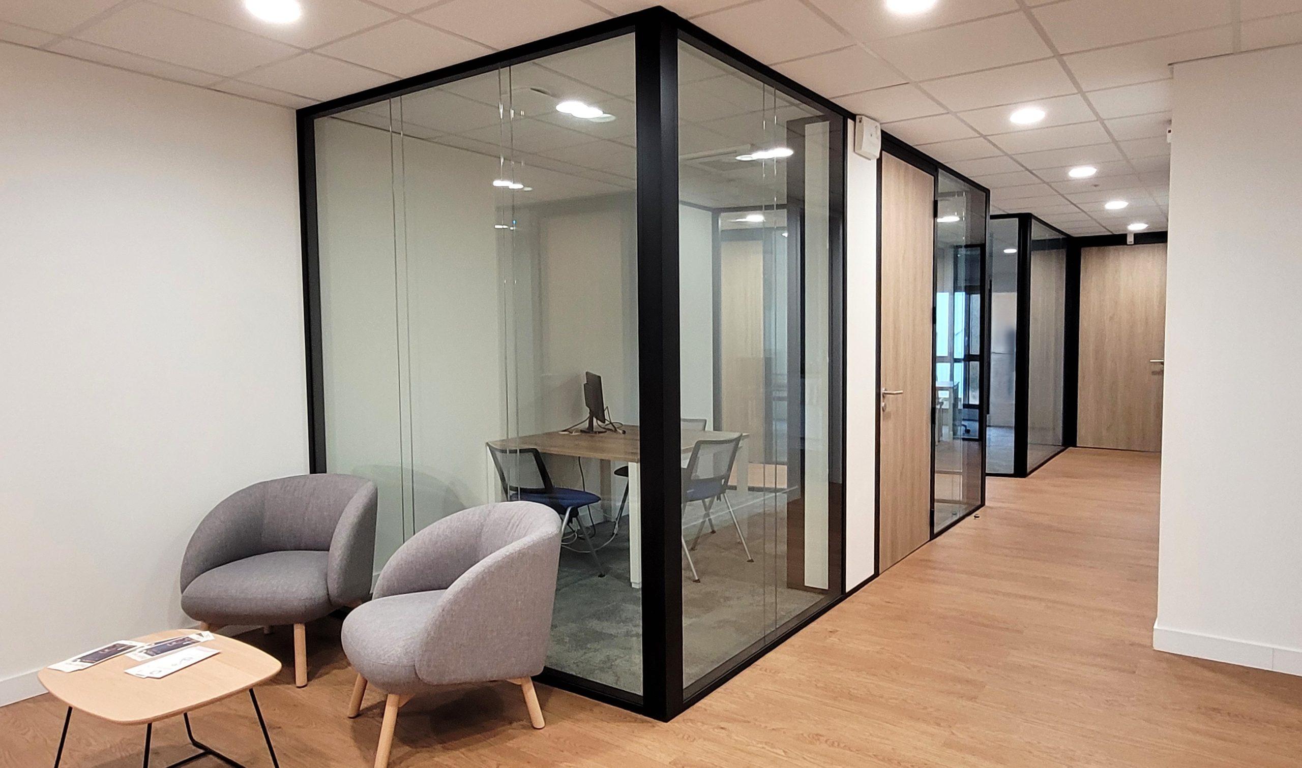 Réalisation de cloisons modulaires bord à bord - Cabinet comptable Amarris à Mellac | Crédit photo SOPLAC EUPHONIE