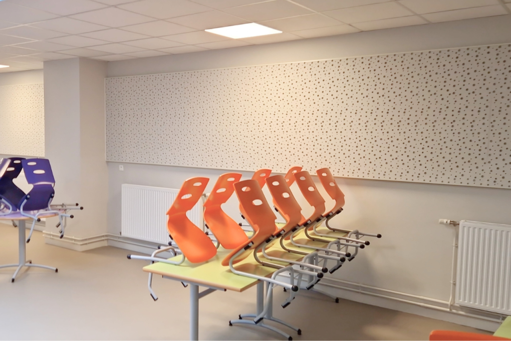 Baffle acoustique mural dans une école | Crédit photo : SOPLAC EUPHONIE