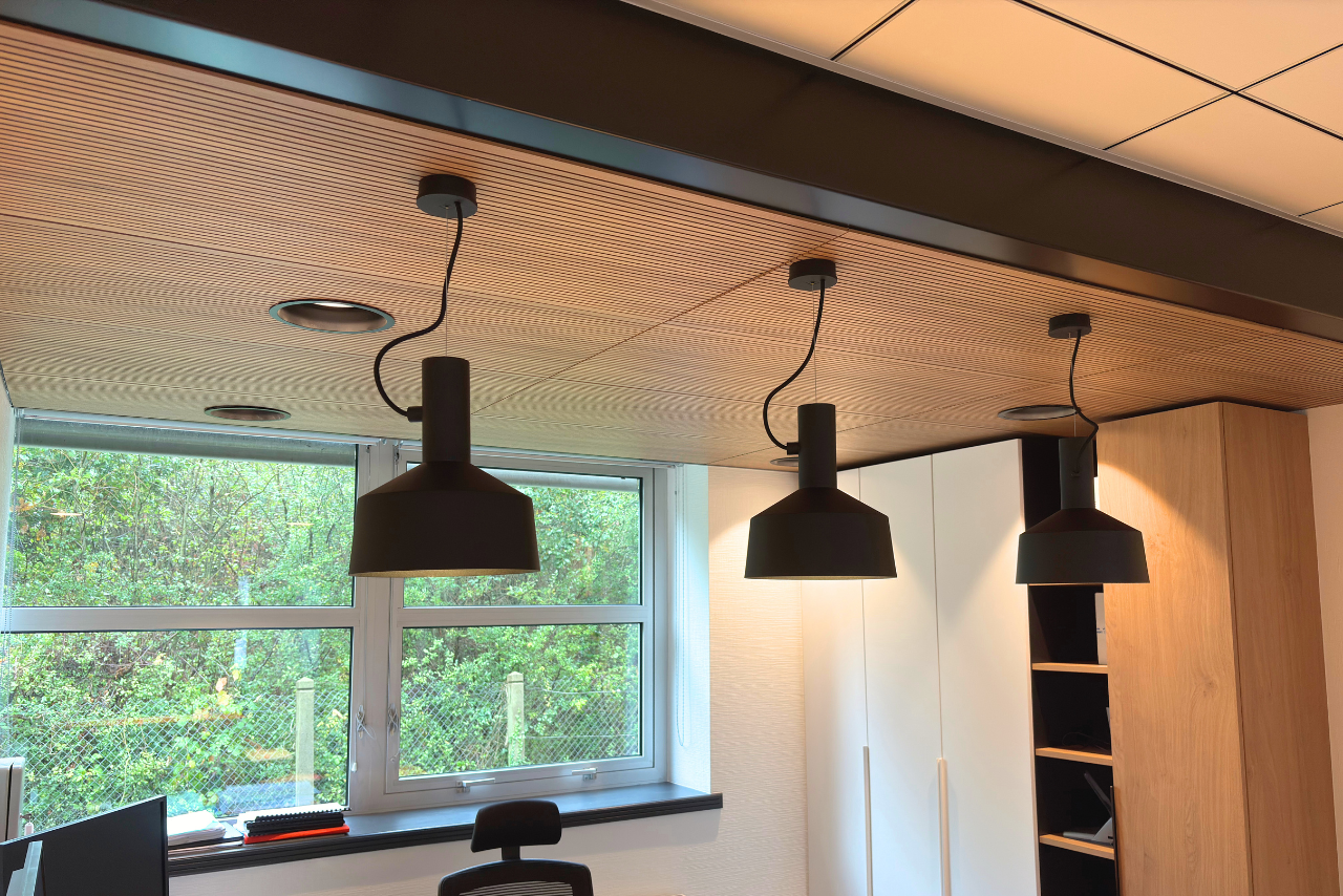 Plafond panneaux acoustiques bois | Crédit photo : SOPLAC EUPHONIE