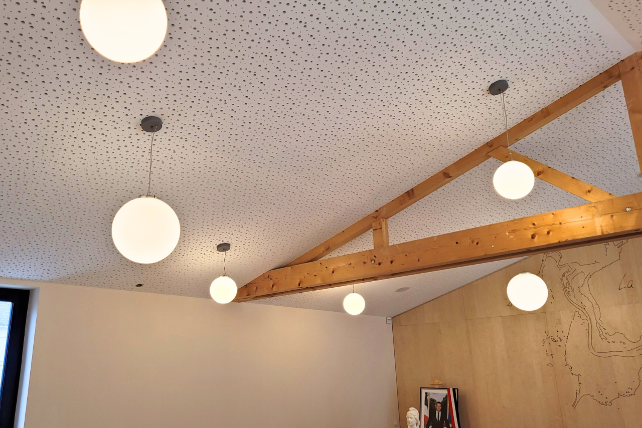 Plafond suspendu perforé - © Soplac Euphonie