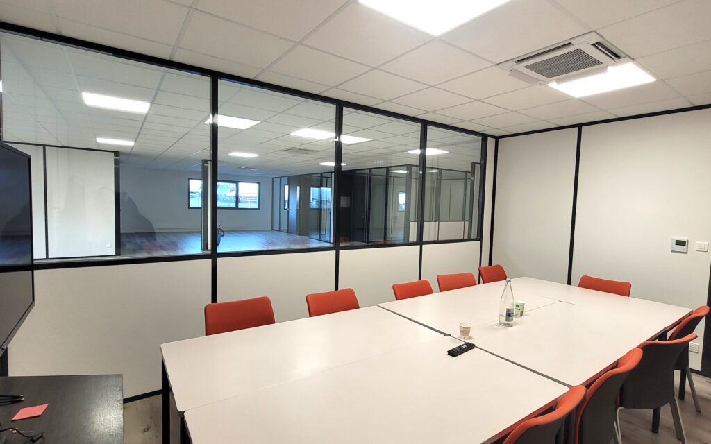 Salle de réunion avec cloisons modulaires
